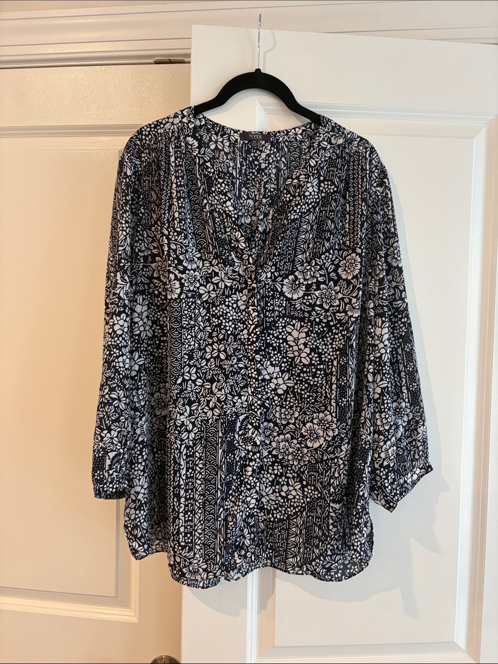 New NYDJ Women's Black & White Floral V-Neck Blouse